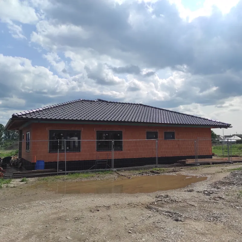 Nový bungalov s tmavou škridlovou strechou