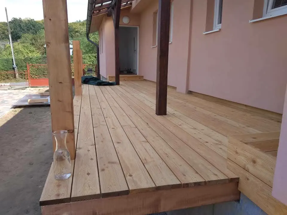 Drevená terasa pri rodinnom dome