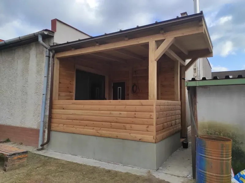 Zastrešená drevená terasa